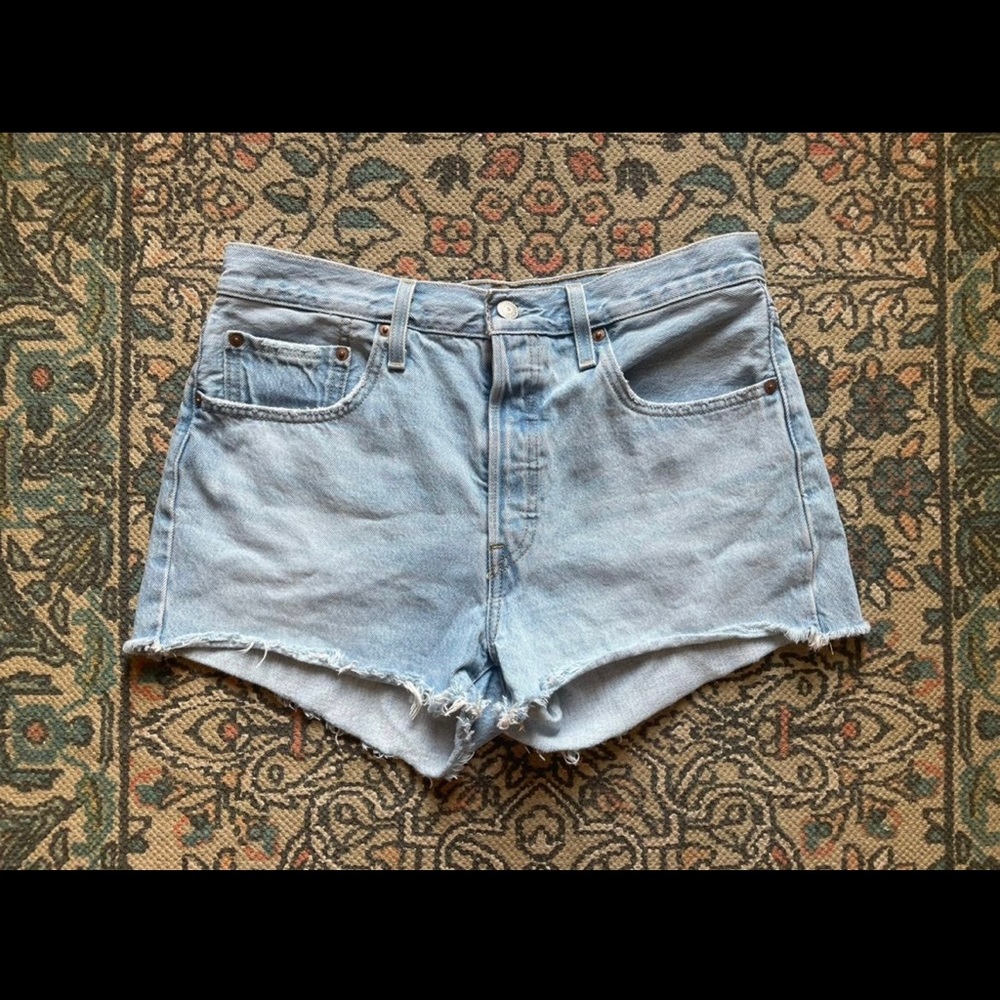 Very gently used women’s Levi 501 size 30